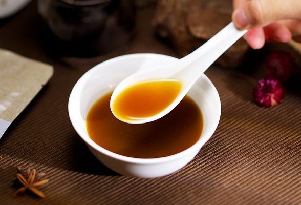 台灣黃牛滴牛肉精實拍，牛肉精色澤清澈濃縮，呈現滴牛肉精品質