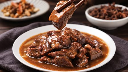 紅燒牛肉塊特寫 台灣牛料理 濃郁湯汁常溫調理包