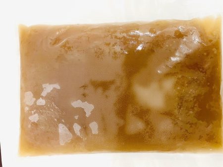 台灣牛骨高湯（無調味）冷凍包裝，純牛骨熬製，適合牛肉麵湯底、火鍋湯底與日常料理使用