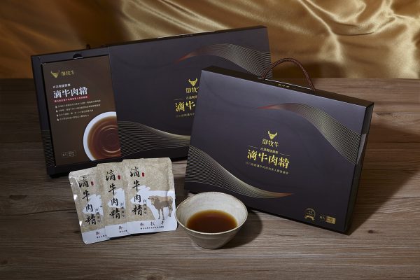御牧牛滴牛肉精營養成分，含牛磺酸88.1mg/100g、游離胺基酸669.7mg/100g、BCAAs 18.6mg/100mL、肌肽397mg/100g、鐵4.53mg/100g、鋅1.31mg/100g及維生素B12 3.02μg/100mL